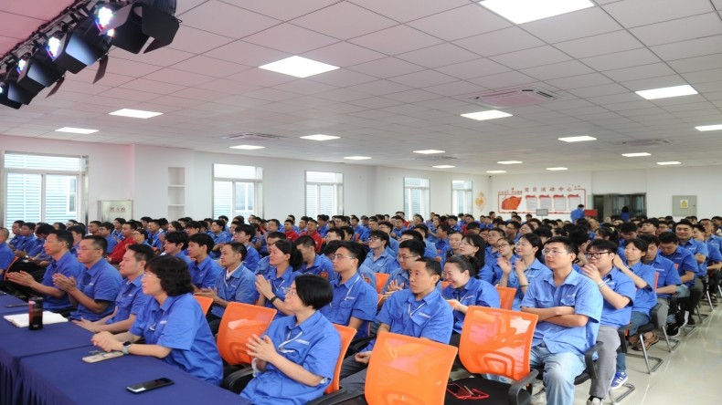 惊雷蓄势处，耀眼导航塔